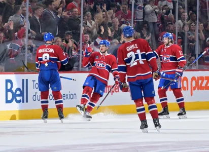 10 mars 2026; Montréal, Québec, Canada; Lattaquant des Canadiens de Montréal, Jake Evans (71), célèbre avec ses coéquipiers après avoir marqué un but contre les Maple Leafs de Toronto en troisième période au Centre Bell.