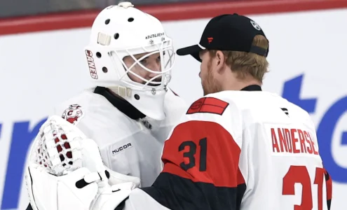 21 novembre 2025; Winnipeg (Manitoba, Canada); Les gardiens de but des Hurricanes de la Caroline, Brandon Bussi (32) et Frederik Andersen (31), célèbrent leur victoire contre les Jets de Winnipeg au Canada Life Centre.