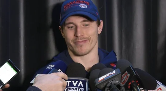 Lattaquant du Canadien de Montréal, Brendan Gallagher, en entrevue devant les médias.