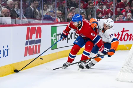 26 février 2026; Montréal, Québec, Canada; Le défenseur des Canadiens de Montréal, Mike Matheson (8), défend la rondelle face au centre des Islanders de New York, Mathew Barzal (13), durant la première période au Centre Bell.