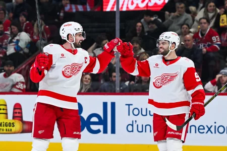 10 janvier 2026; Montréal, Québec, Canada; Dylan Larkin (71), centre des Red Wings de Detroit, célèbre son but contre les Canadiens de Montréal en deuxième période au Centre Bell avec lailier droit Alex DeBrincat (93).
