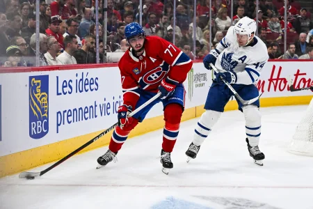30 septembre 2023; Montréal, Québec, Canada; Kirby Dach (77), centre des Canadiens de Montréal, joue la rondelle contre Morgan Rielly (44), défenseur des Maple Leafs de Toronto, durant la deuxième période au Centre Bell.