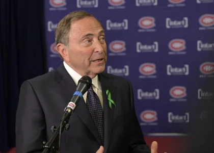 24 janvier 2023; Montréal, Québec, Canada; Le commissaire de la LNH, Gary Bettman, tient une conférence de presse avant le match opposant les Bruins de Boston aux Canadiens de Montréal au Centre Bell.