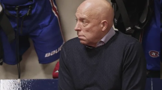 Kent Hughes (à gauche), directeur général des Canadiens de Montréal, dans le vestiaire au Centre Bell.