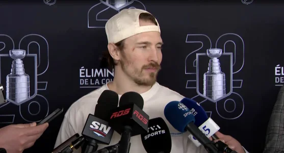 Lattaquant du Canadien de Montréal, Brendan Gallagher, en conférence de presse devant les médias en pleines séries éliminatoires de la LNH.