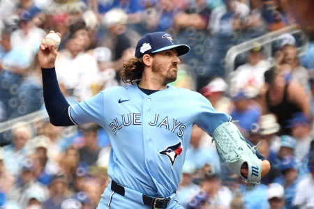 Kevin Gausman joins Luke Combs and Maple Leafs superstar on stage