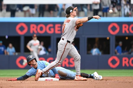 Umpire doubles down on controversial call involving Ernie Clement