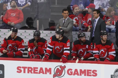 27 décembre 2019 ; Newark, New Jersey, États-Unis ; Alain Nasreddine, entraîneur-chef par intérim des Devils du New Jersey, observe le jeu depuis le banc pendant la troisième période de leur match contre les Maple Leafs de Toronto au Prudential Center.