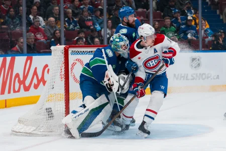 11 mars 2025 ; Vancouver, Colombie-Britannique, Canada ; le gardien des Canucks de Vancouver, Kevin Lankinen (32), et le défenseur Filip Hronek (17) se disputent la rondelle avec lattaquant des Canadiens de Montréal, Brendan Gallagher (11), lors de la troisième période au Rogers Arena.