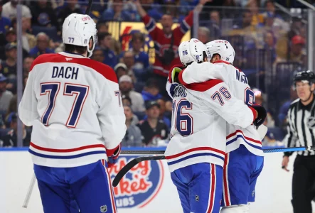 18 mai 2026 ; Buffalo, État de New York, États-Unis ; Zachary Bolduc (76), ailier droit des Canadiens de Montréal, célèbre son but avec ses coéquipiers lors de la première période du septième match de la deuxième ronde des séries éliminatoires de la Coupe Stanley 2026 contre les Sabres de Buffalo, au KeyBank Center.