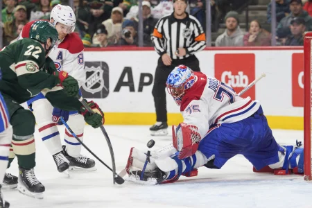 2 février 2026 ; Saint Paul, Minnesota, États-Unis ; le gardien des Canadiens de Montréal, Jakub Dobes (75), effectue un arrêt face à lailier droit du Wild du Minnesota, Danila Yurov (22), en deuxième période à la Grand Casino Arena.