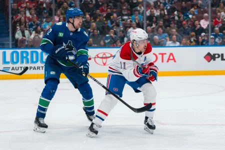 11 mars 2025 ; Vancouver, Colombie-Britannique, Canada ; lattaquant des Canucks de Vancouver, Filip Chytil (72), défend face à lattaquant des Canadiens de Montréal, Brendan Gallagher (11), en première période au Rogers Arena.