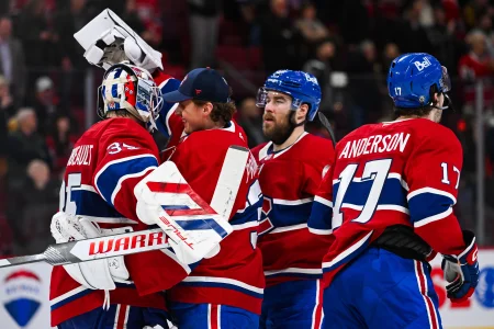 17 décembre 2024; Montréal, Québec, Canada; Le gardien des Canadiens de Montréal, Sam Montembeault (35), célèbre la victoire avec son coéquipier Cayden Primeau (30) après la fin du match contre les Sabres de Buffalo au Centre Bell.