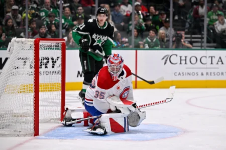 4 janvier 2026 ; Dallas, Texas, États-Unis ; le gardien des Canadiens de Montréal, Sam Montembeault (35), concède un but au centre des Stars de Dallas, Wyatt Johnston (non visible sur la photo), sous le regard de lailier gauche Jason Robertson (21), durant la deuxième période au American Airlines Center.