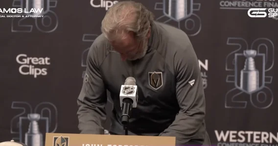 Lentraîneur-chef des Golden Knights de Vegas, John Tortorella, en conférence de presse devant les médias.