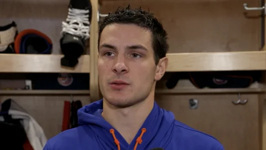 Lattaquant des Islanders de New York, Mathew Barzal, en point de presse devant les médias après le match contre le Canadien de Montréal.