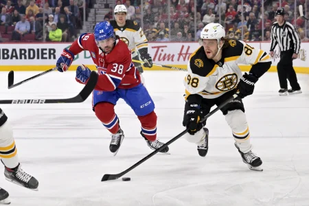 13 avril 2023; Montréal, Québec, Canada; David Pastrnak (88), attaquant des Bruins de Boston, contrôle la rondelle tandis que Joel Teasdale (38), attaquant des Canadiens de Montréal, défend, durant la première période au Centre Bell.