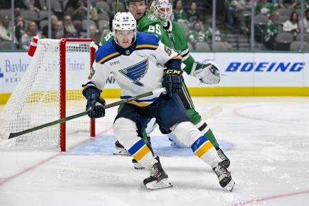 26 septembre 2022 ; Dallas, Texas, États-Unis ; Mathias Laferrière (58), ailier droit des Blues de Saint-Louis, en action lors du match opposant les Stars de Dallas aux Blues de Saint-Louis à lAmerican Airlines Center.