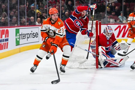 9 décembre 2024; Montréal, Québec, Canada; le centre des Ducks dAnaheim, Mason McTavish (23), joue la rondelle contre le défenseur des Canadiens de Montréal, Lane Hutson (48), durant la première période au Centre Bell.