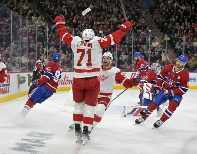 8 avril 2025; Montréal, Québec, Canada; Lattaquant des Red Wings de Détroit, Dylan Larkin (71), célèbre son but marqué contre le gardien des Canadiens de Montréal, Sam Montembeault (35), en première période au Centre Bell.