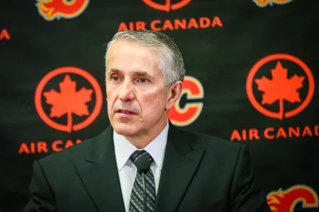 7 avril 2016; Calgary, Alberta, Canada; Bob Hartley, entraîneur-chef des Flames de Calgary, sadresse aux médias après le match contre les Canucks de Vancouver au Scotiabank Saddledome. Les Flames ont gagné 7 à 3.