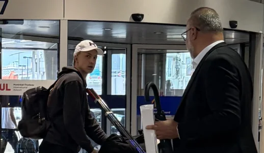 Alexander Zharovsky est arrivé à laéroport Montréal-Trudeau il y a quelques minutes (espoir du Canadien de Montréal).