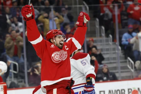 23 janvier 2025 ; Détroit, Michigan, États-Unis ; Dylan Larkin (71), centre des Red Wings de Détroit, célèbre son but marqué en deuxième période contre les Canadiens de Montréal à la Little Caesars Arena.