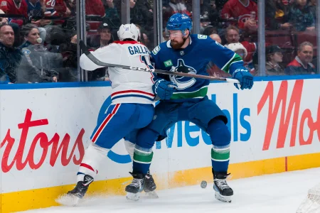 11 mars 2025 ; Vancouver (Colombie-Britannique, Canada) ; le défenseur des Canucks de Vancouver, Filip Hronek (17), met en échec lattaquant des Canadiens de Montréal, Brendan Gallagher (11), en troisième période au Rogers Arena.