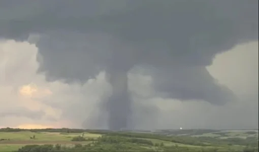 Une &eacute;norme tornade frappe et les images sont terrifantes