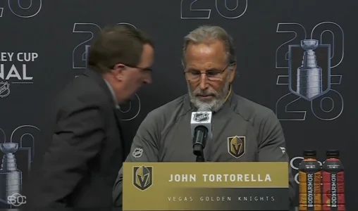 Lentraîneur-chef des Golden Knights de Vegas, John Tortorella, en point de presse devant les médias en finale de la Coupe Stanley.