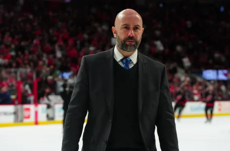 7 avril 2024 ; Raleigh, Caroline du Nord, États-Unis ; Pascal Vincent, entraîneur-chef des Blue Jackets de Columbus, quitte la glace après la défaite de son équipe face aux Hurricanes de la Caroline au PNC Arena.