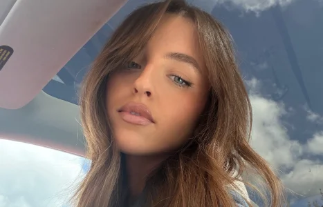 Alicia Moffet fait tourner les t&ecirc;tes en bikini vert au bord de la piscine