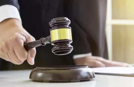 Coup de tonnerre : un célèbre artiste écope de 20 ans de prison Coup de tonnerre : un célèbre artiste écope de 20 ans de prison