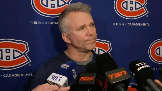 Lentraîneur-chef du Canadien de Montréal, Martin St-Louis, en point de presse devant les médias.