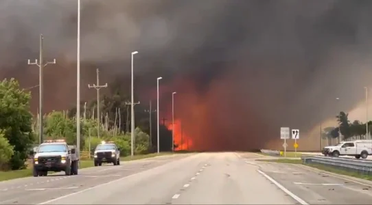 Un important feu force des centaines dévacuations et la fermeture de plusieurs routes