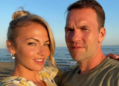 Isabelle Desjardins fait une annonce et elle prend la pose avec David Desharnais
