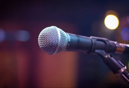 Un chanteur très populaire victime d'un malaise sur scène Un chanteur très populaire victime d'un malaise sur scène