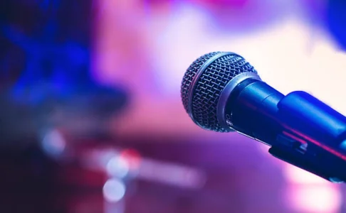 Un chanteur tr&egrave;s populaire inqui&egrave;te ses fans apr&egrave;s un malaise en plein concert