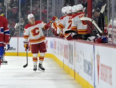 5 novembre 2024; Montréal, Québec, Canada; Lattaquant des Flames de Calgary, Connor Zary (47), célèbre avec ses coéquipiers après avoir marqué un but contre les Canadiens de Montréal en deuxième période au Centre Bell.