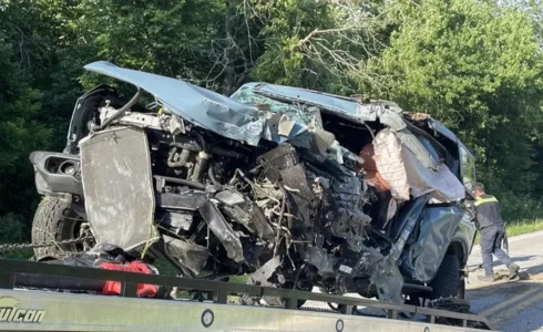Un animateur tr&egrave;s appr&eacute;ci&eacute; perd un bras dans un accident, mais son courage force l'admiration.