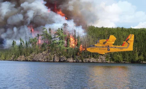 Un avion s'&eacute;crase en pleine lutte contre un feu de for&ecirc;t, trois personnes &agrave; bord