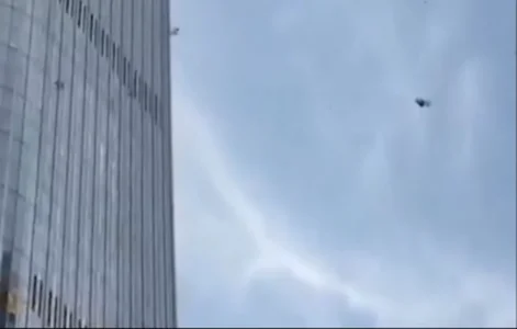 Images saisissantes : un avion percute un gratte-ciel