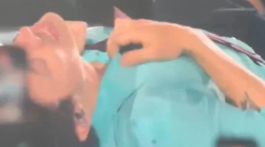 Moment de panique pour un c&eacute;l&egrave;bre chanteur en plein spectacle