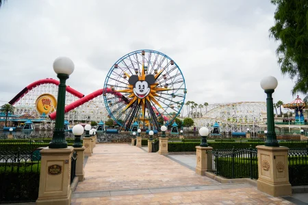 Un visiteur tombe d'un man&egrave;ge &agrave; Disneyland et une enqu&ecirc;te est ouverte