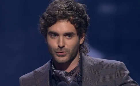Alex Nevsky affiche un impressionnant changement de look
