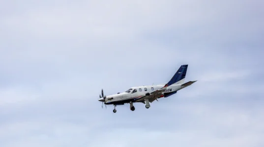 Un avion s'&eacute;crase quelques secondes apr&egrave;s le d&eacute;collage, plusieurs personnes d&eacute;c&eacute;d&eacute;es