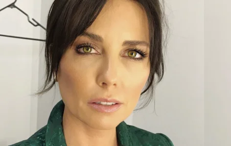 Maxim Roy prend la pose avec un haut r&eacute;v&eacute;lateur et elle est sublime