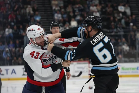 26 mars 2026 ; Salt Lake City, Utah, États-Unis ; Tom Wilson (43), ailier droit des Capitals de Washington, et Lawson Crouse (67), ailier gauche des Mammoths de lUtah, se battent durant la troisième période au Delta Center. 26 mars 2026 ; Salt Lake City, Utah, États-Unis ; Tom Wilson (43), ailier droit des Capitals de Washington, et Lawson Crouse (67), ailier gauche des Mammoths de lUtah, se battent durant la troisième période au Delta Center.