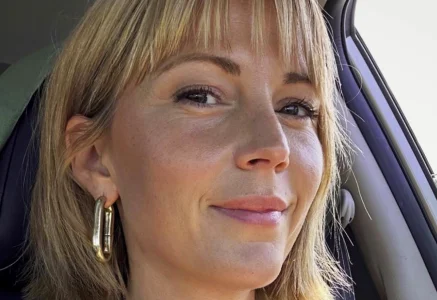 Vanessa Pilon partage une vid&eacute;o en tenue d'&Egrave;ve dans sa piscine