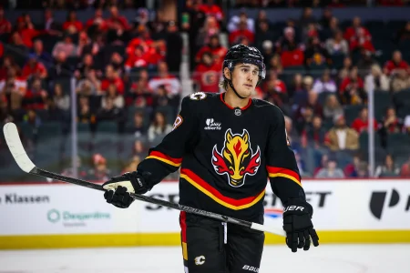 Ce serait confirm&eacute; &agrave; Calgary : la porte s'ouvre pour un &eacute;change de Zach Whitecloud &agrave; Montr&eacute;al